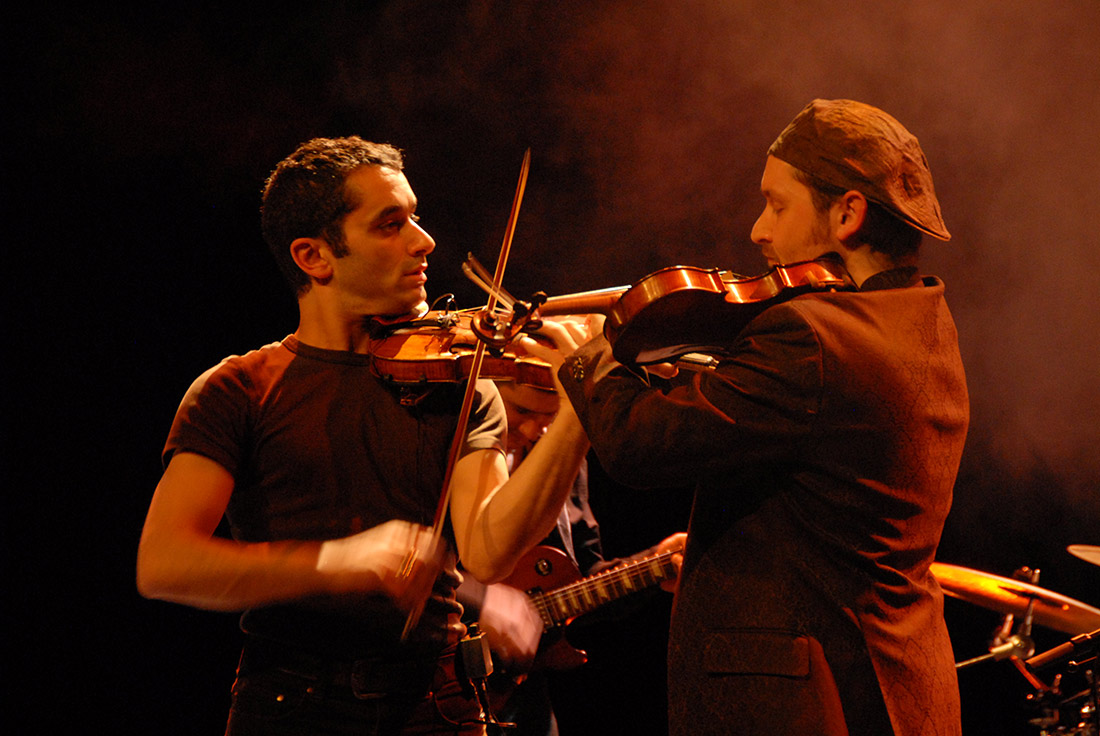 NOUVEAU NOM : LES YEUX NOIRS